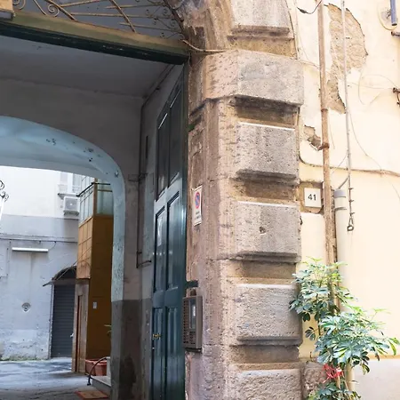 Trinita In Toledo Street Neapel