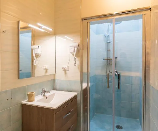 Trinita In Toledo Street בית הארחה